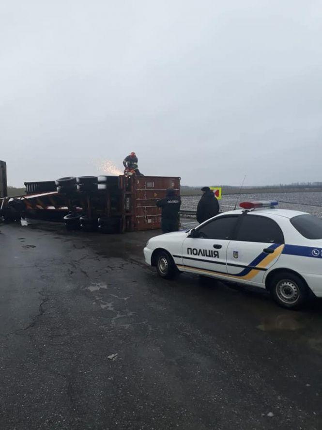 Новини Хмельницького - фото з Перекинувся причеп. На Хмельниччині вантажівка не змогла проїхати кругове перехрестя