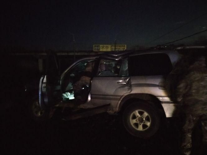 Новини Тернополя - фото з ДТП на Бережанській. Внаслідок удару джип зніс стовп і перекинувся (ФОТО)