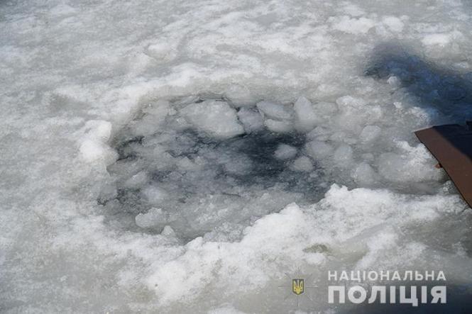 Новини Тернополя - фото з Поліцейський врятував двох жінок, які провалились під лід на Тернопільському озері (ВІДЕО)
