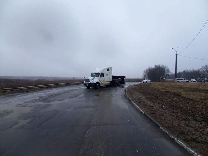 Новини Хмельницького - фото з Перекинувся причеп. На Хмельниччині вантажівка не змогла проїхати кругове перехрестя