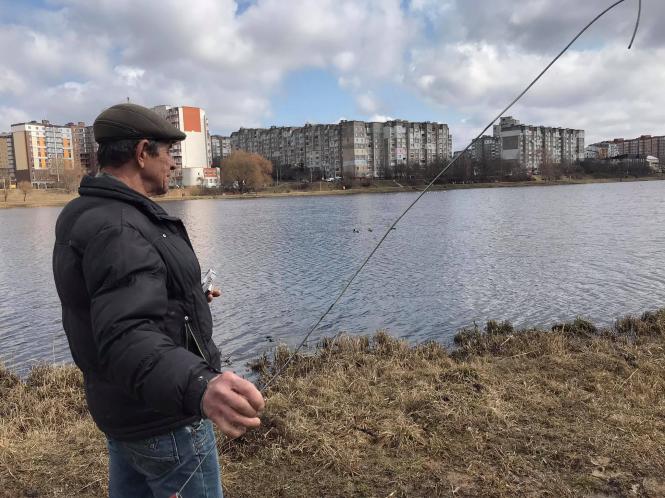 Новини Хмельницького - фото з Мертва риба у водоймі на Озерній. Що кажуть мешканці, влада та еколог Нет описания.