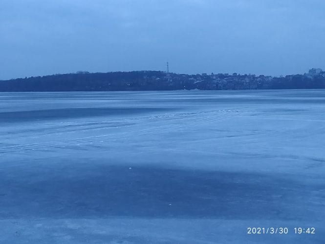 Новини Тернополя - фото з На Тернопільському ставі під лід провалилася людина. Чи врятували? (ОНОВЛЕНО)