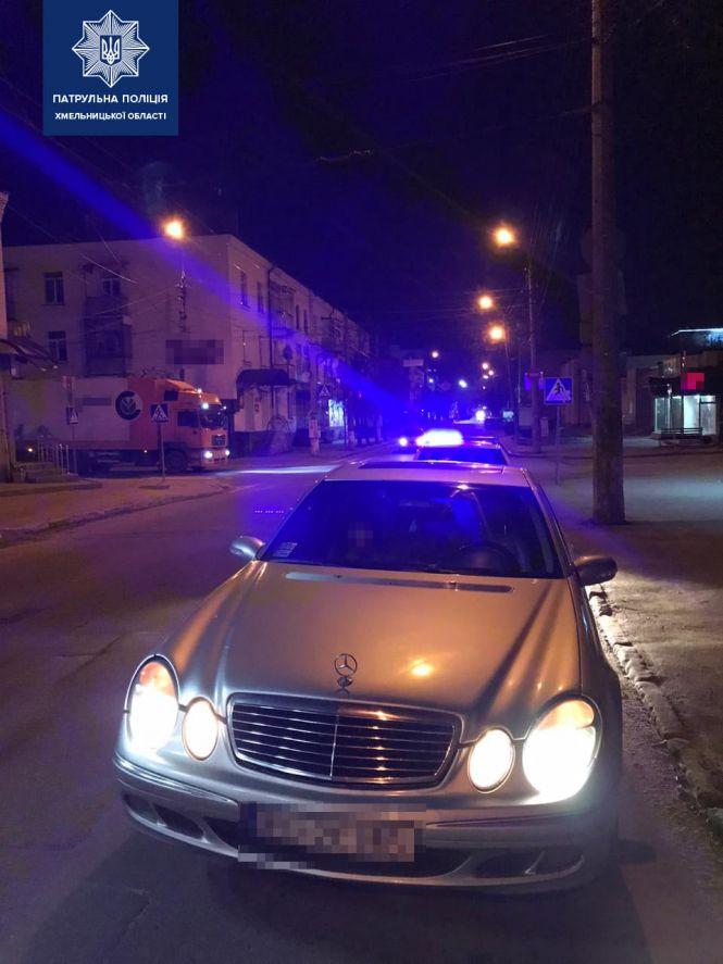 Новини Хмельницького - фото з Мотоцикл врізався у Mercedes: шукають свідків ДТП на Соборній