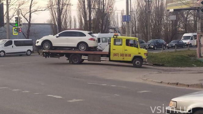 Новини Хмельницького - фото з ДТП на Чорновола: Porshe не пропустив ГАЗ і той в'їхав у світлофор (ФОТО, ВІДЕО)