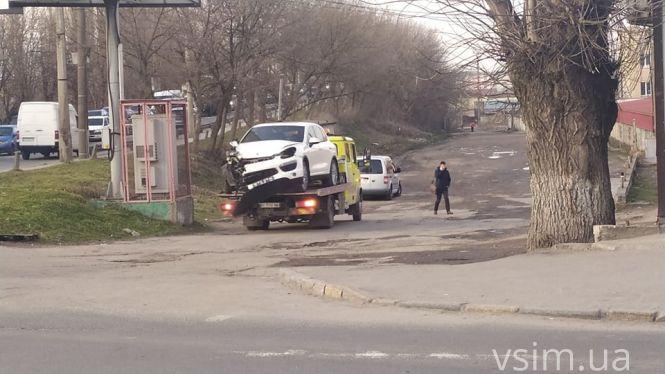 Новини Хмельницького - фото з ДТП на Чорновола: Porshe не пропустив ГАЗ і той в'їхав у світлофор (ФОТО, ВІДЕО)