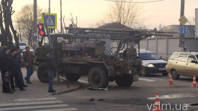Новини Хмельницького - фото з ДТП на Чорновола: Porshe не пропустив ГАЗ і той в'їхав у світлофор (ФОТО, ВІДЕО)