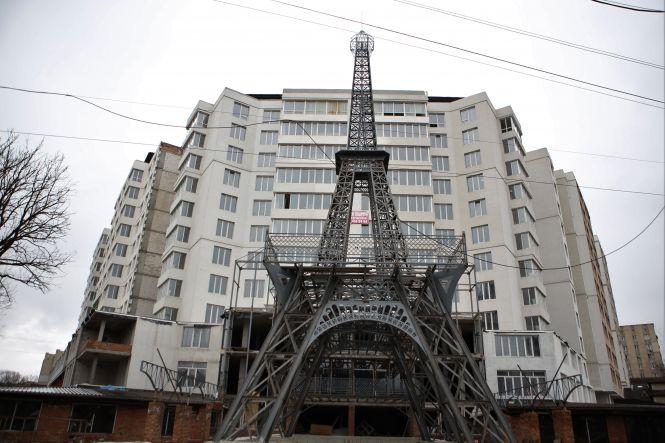 Новини Вінниці - фото з Біля довгобуду на Стрілецькій закінчили встановлення копії Ейфелевої вежі. Як вона виглядає?