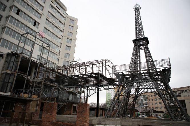 Новини Вінниці - фото з Біля довгобуду на Стрілецькій закінчили встановлення копії Ейфелевої вежі. Як вона виглядає?