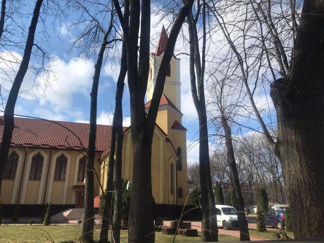 Новини Вінниці - фото з Римо-католики святкують Великдень. Чи було під час карантину у вінницьких костелах людно?