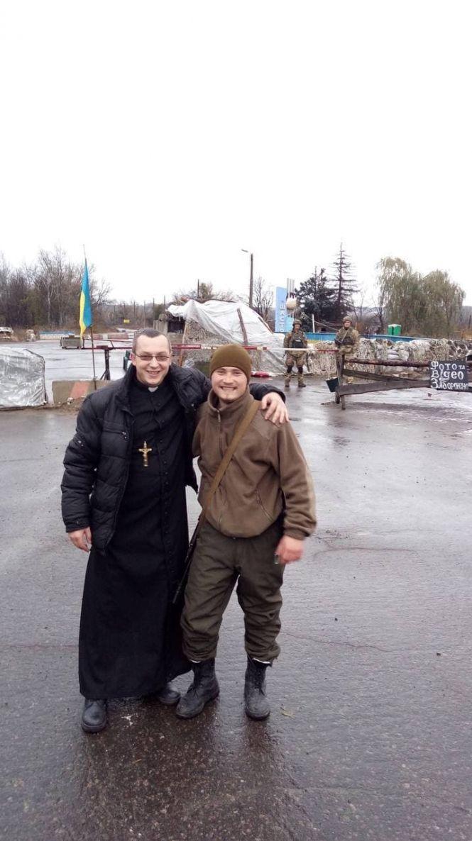 Новини Хмельницького - фото з Нетиповий священник: з гітарою та собакою поїхав на Схід, а в костелі відкрив музей війни