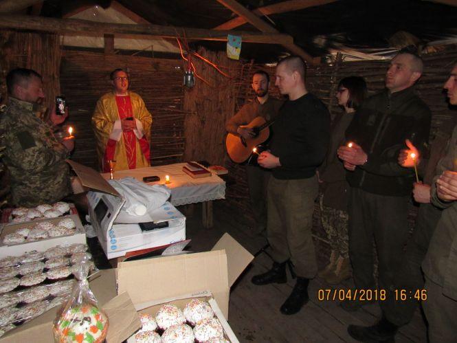 Новини Хмельницького - фото з Нетиповий священник: з гітарою та собакою поїхав на Схід, а в костелі відкрив музей війни