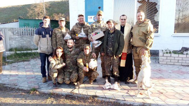 Новини Хмельницького - фото з Нетиповий священник: з гітарою та собакою поїхав на Схід, а в костелі відкрив музей війни