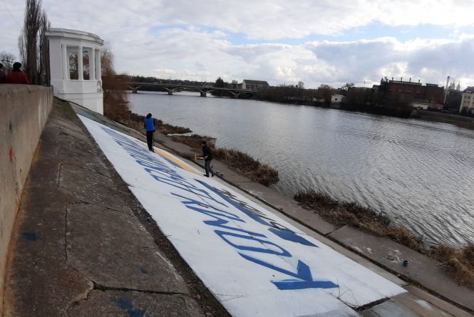 «Кому дзвонити, коли вбиває поліція?» У Вінниці на набережній з'явився напис, до вечора його замалювали