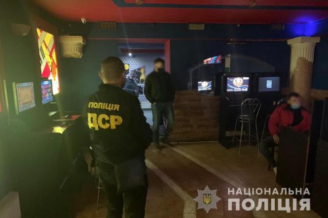 Новини Тернополя - фото з У Тернополі поліція "накрила" підпільний гральний заклад (ФОТО, ВІДЕО)