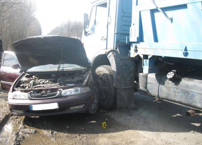 Новини Вінниці - фото з Під Ладижином зіткнулися «Мазда» та «КамАЗ». Водій легковика у лікарні