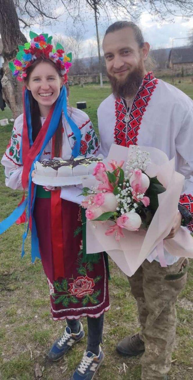 Новини Вінниці - фото з Незвичне весілля на березі Дністра: наречена без фати, молодята у кросівках, але щасливі