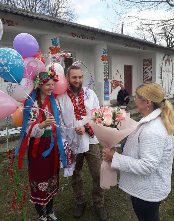 Новини Вінниці - фото з Незвичне весілля на березі Дністра: наречена без фати, молодята у кросівках, але щасливі