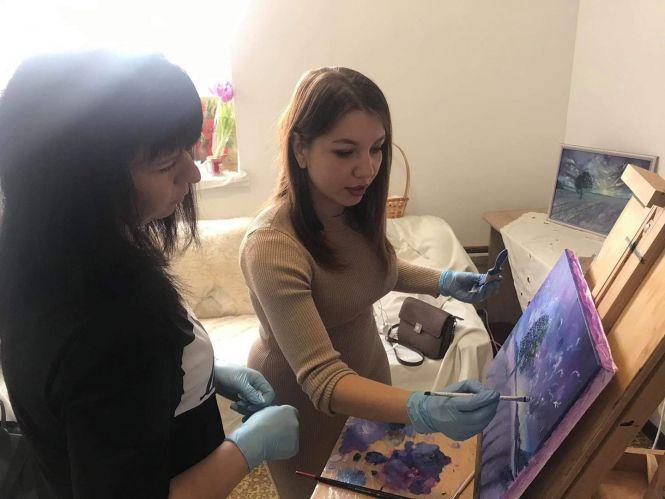 Новини Вінниці - фото з Чорнила зі спиртом, фен і творча інтуїція: як художниця з Хмільника створює унікальні картини