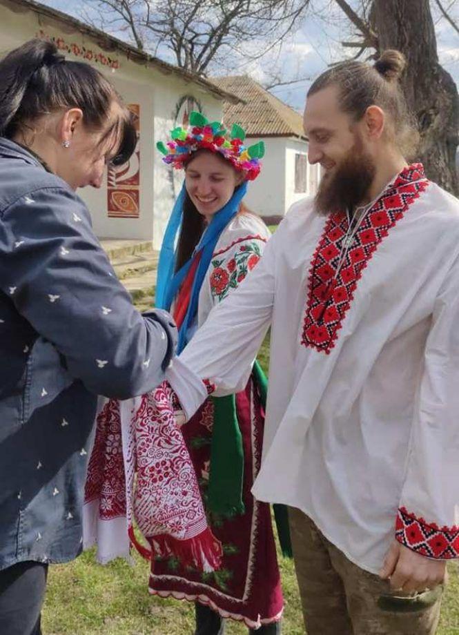 Новини Вінниці - фото з Незвичне весілля на березі Дністра: наречена без фати, молодята у кросівках, але щасливі