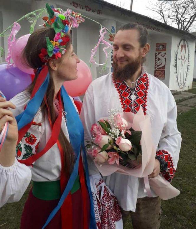 Новини Вінниці - фото з Незвичне весілля на березі Дністра: наречена без фати, молодята у кросівках, але щасливі