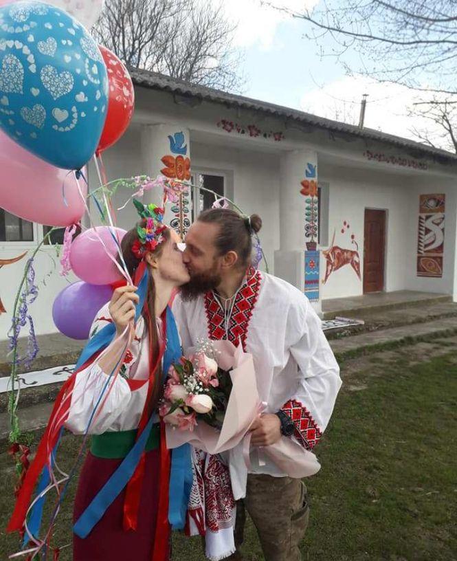 Новини Вінниці - фото з Незвичне весілля на березі Дністра: наречена без фати, молодята у кросівках, але щасливі