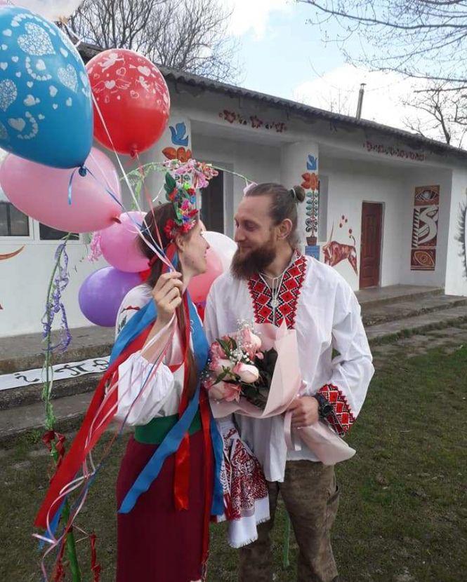 Новини Вінниці - фото з Незвичне весілля на березі Дністра: наречена без фати, молодята у кросівках, але щасливі