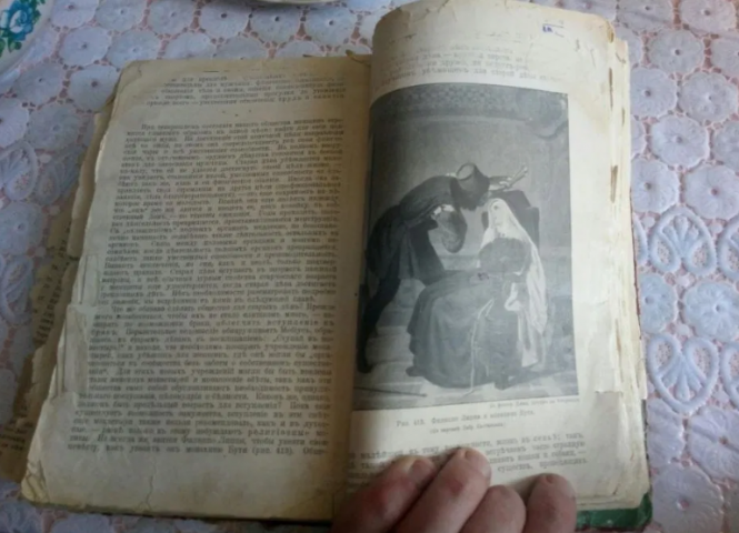 Новини Житомира - фото з Старовинні книги, які продають житомиряни