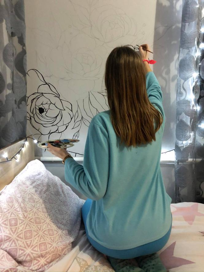 Новини Тернополя - фото з Розмлювала посуд і стіни дивовижними візерунками: теребовлянка про магію Петриківського розпису Немає опису.