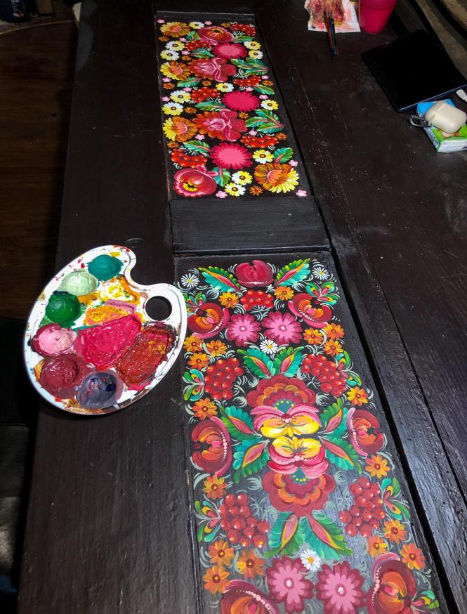 Новини Тернополя - фото з Розмлювала посуд і стіни дивовижними візерунками: теребовлянка про магію Петриківського розпису Немає опису.