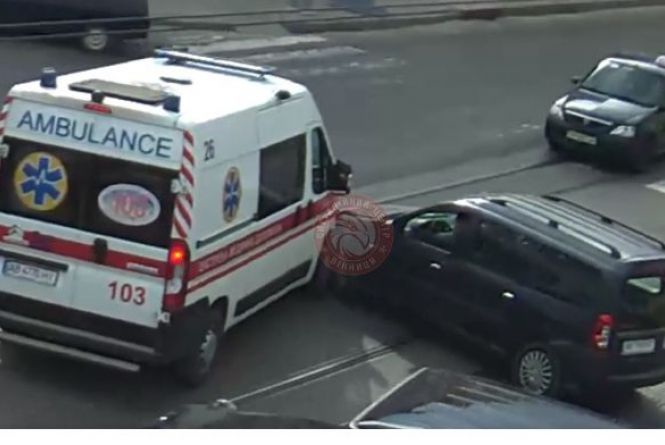 ДТП зі «швидкою» на Соборній. Оприлюднили відео, де видно момент зіткнення