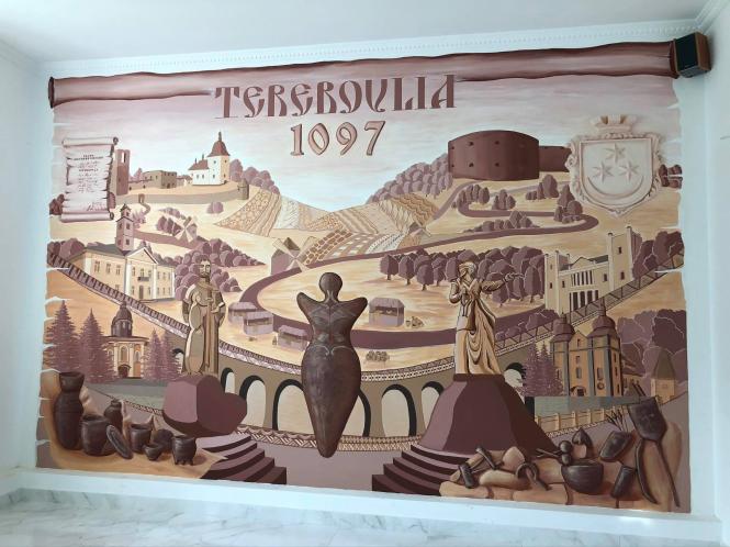 Новини Тернополя - фото з Розмлювала посуд і стіни дивовижними візерунками: теребовлянка про магію Петриківського розпису Немає опису.