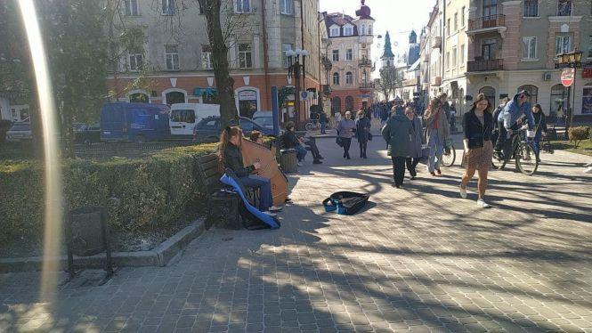 Новини Тернополя - фото з Від українських народних до хітів з фільмів: що грали вуличні музики в Центрі Тернополя (ВІДЕО)