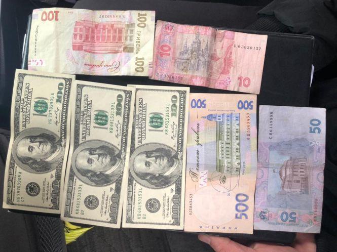 Новини Житомира - фото з Збували підроблені долари на Житньому ринку: у Житомирі викрили та затримали фальшивомонетників