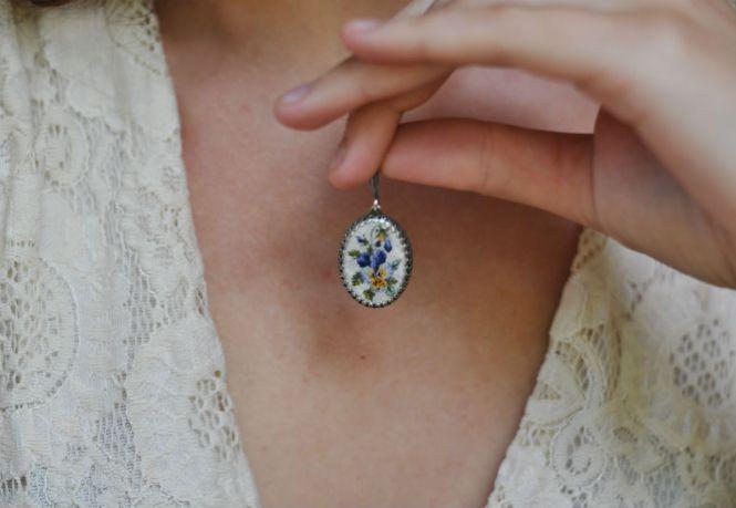 Новини Вінниці - фото з «Хочу щось по собі залишити»: вінничанка створює унікальні прикраси з мініатюрною вишивкою