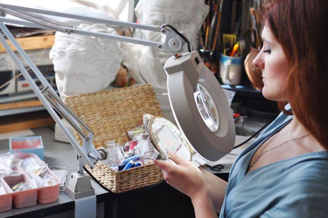 Новини Вінниці - фото з «Хочу щось по собі залишити»: вінничанка створює унікальні прикраси з мініатюрною вишивкою