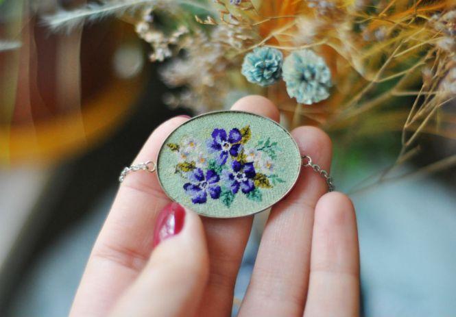 Новини Вінниці - фото з «Хочу щось по собі залишити»: вінничанка створює унікальні прикраси з мініатюрною вишивкою