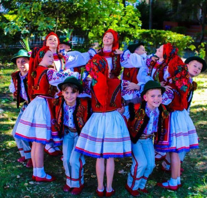 Новини Вінниці - фото з Вона душа «Барвінку» і мама для всіх «барвінчат». Як вчитель історії створив уславлений колектив танцю