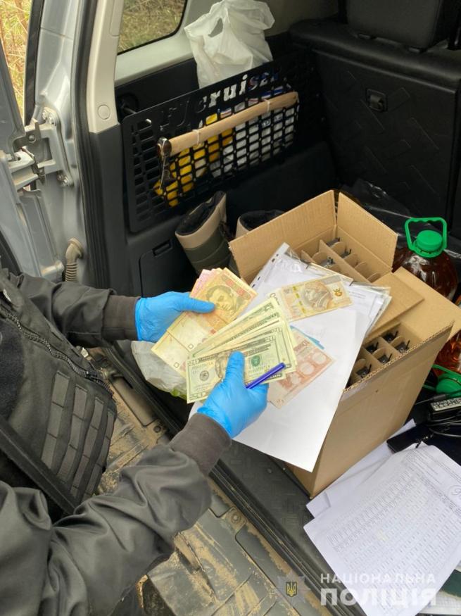 Новини Вінниці - фото з Підлога встелена доларами: на Вінниччині КОРД взяв банду чорних лісорубів