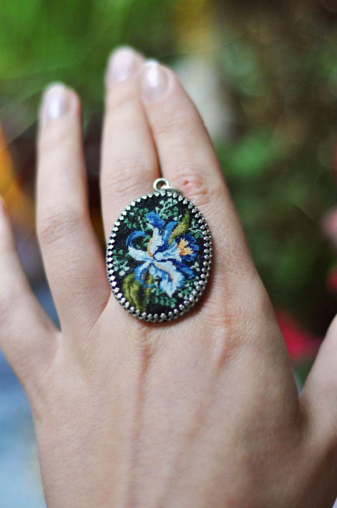 Новини Вінниці - фото з «Хочу щось по собі залишити»: вінничанка створює унікальні прикраси з мініатюрною вишивкою