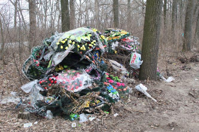 Новини Козятина - фото з Козятин у фото. Квітник на Матросова, обпалені дерева та гори сміття на кладовищі