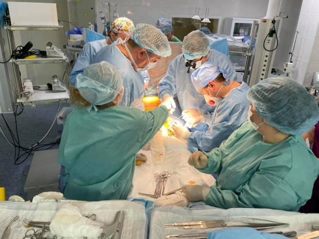 Новини Вінниці - фото з Зупинка серця та 22 градуса тіла. Вінницькі кардіохірурги провели унікальну операцію На зображенні може бути: стоїть та у приміщенні