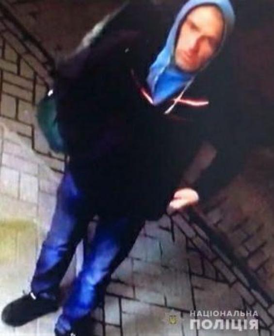 Новини Вінниці - фото з Просять впізнати чоловіка з сумкою, який потрапив у камеру на фото