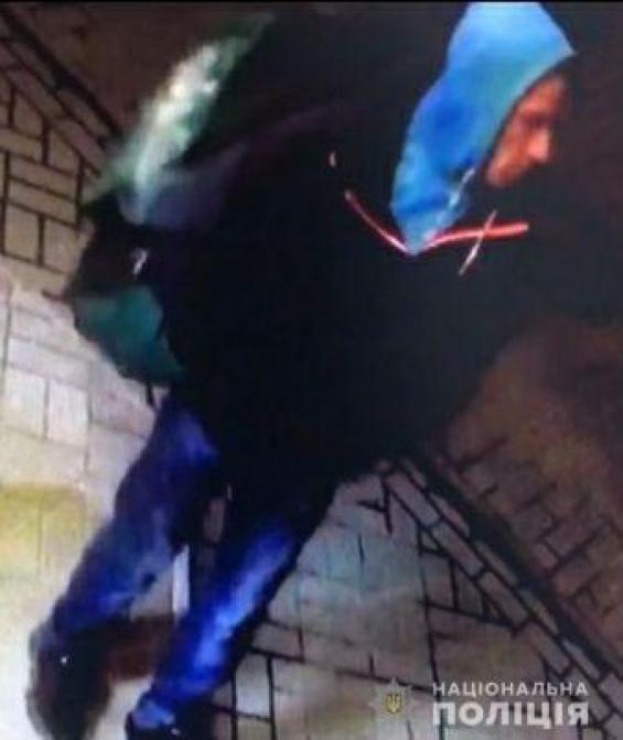 Новини Вінниці - фото з Просять впізнати чоловіка з сумкою, який потрапив у камеру на фото