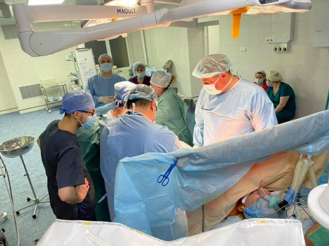 Новини Вінниці - фото з Зупинка серця та 22 градуса тіла. Вінницькі кардіохірурги провели унікальну операцію На зображенні може бути: 1 особа, стоїть та у приміщенні