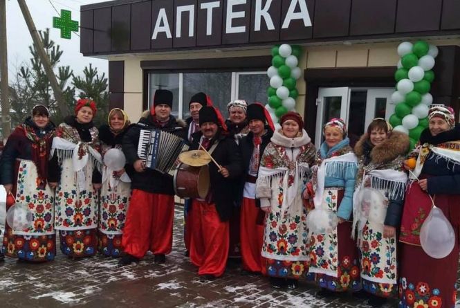 З тортом, піснями та депутатами: у Книжківцях урочисто відкрили аптеку (ФОТО)