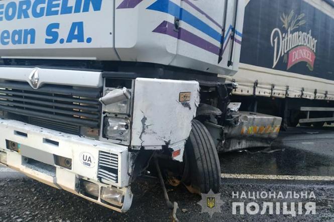 Новини Тернополя - фото з На Збаражчині авто врізалось у вантажівку, а після цього злетіло у кювет. Водій загинув на місці ДТП