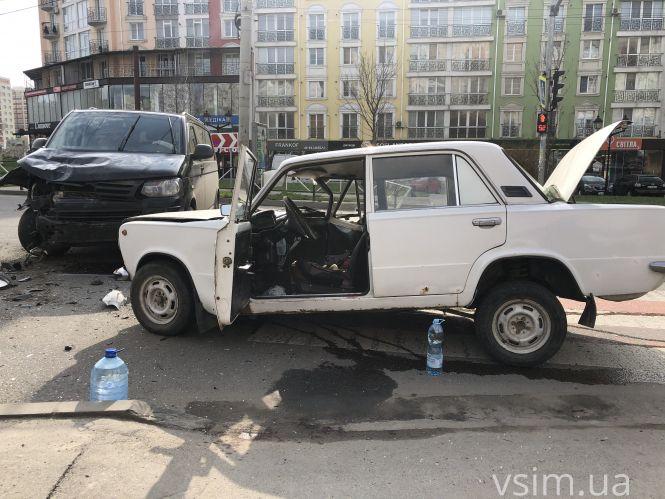 Новини Хмельницького - фото з ДТП із травмованими на Озерній: рух тролейбусів призупинено  (ФОТО)