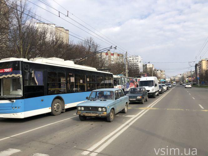 Новини Хмельницького - фото з ДТП із травмованими на Озерній: рух тролейбусів призупинено  (ФОТО)
