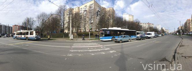 Новини Хмельницького - фото з ДТП із травмованими на Озерній: рух тролейбусів призупинено  (ФОТО)