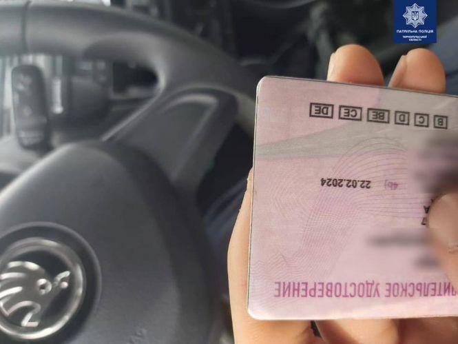 Новини Тернополя - фото з У Тернополі комунальним автобусом керував чоловік з підробленим посвідченням водія (ФОТО)